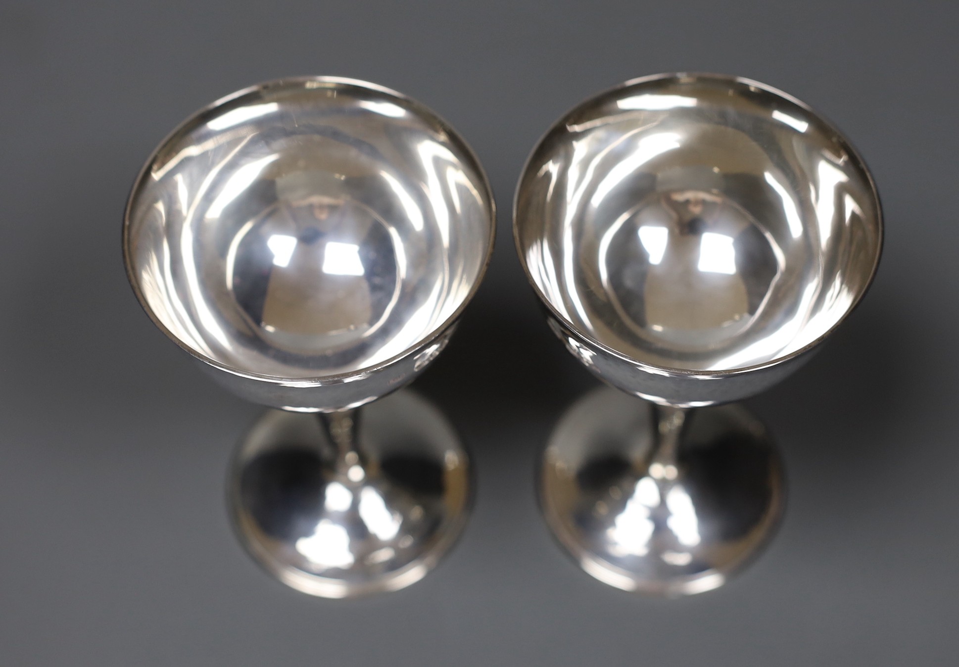 A pair of hammered silver wedding goblets, Leslie Gordon Durbin, London 1983, 11cm